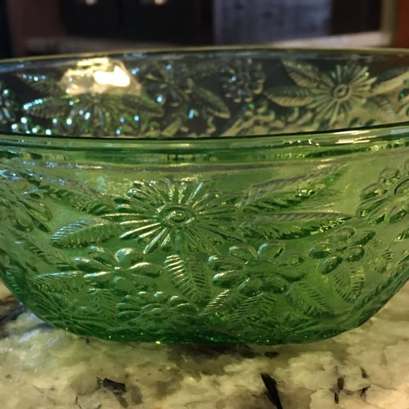 Vintage Green Depression Indiana Glass Pineapple Floral Serving Bowl 7.5" - Picture 3 of 5